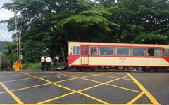 86歲老翁騎車煞車不及 闖越阿里山森鐵平交道險遭火車撞擊