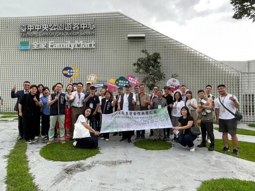 政治大學參訪中市中央公園 體驗園區空間認識水湳機場歷史