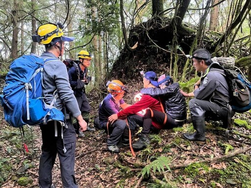 登霞山跌落山谷受傷 阿里山警、消花8小時救援