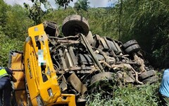 災後搶修台電工程車翻覆 車子四腳朝天 竹崎警急救援