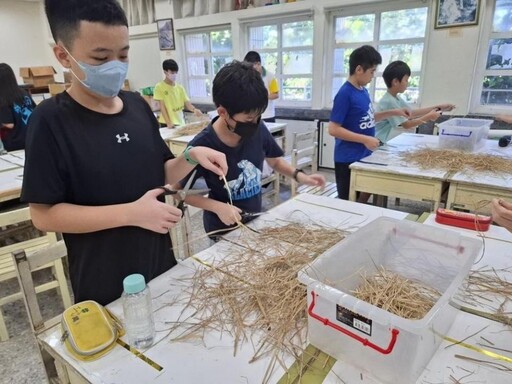 嘉市玉山國中食農創作暑期營 大型稻草梅花鹿作品吸睛