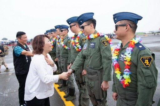 空軍嘉義基地營區開放吸引萬人參觀 空中操演吸睛