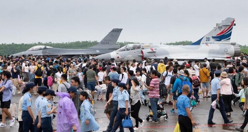 空軍嘉義基地營區開放吸引萬人參觀 空中操演吸睛