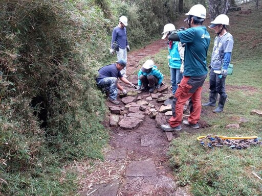 玉管處攜手千里步道協會手作步道護山林