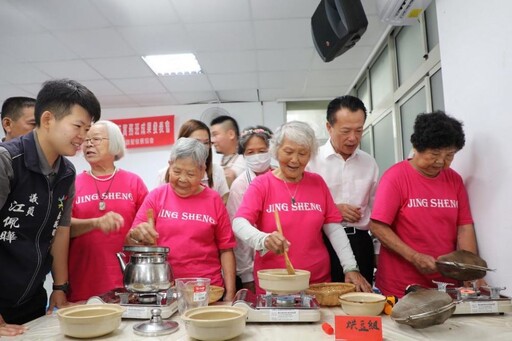 後潭社區咖啡飄香！翁章梁與長輩一同烘豆、煮咖啡