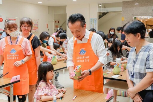 嘉縣立圖書館舉辦中秋閱讀推廣「柚抵嘉」，翁章梁與民眾同歡