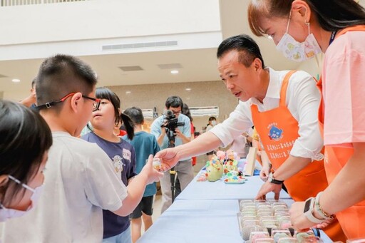 嘉縣立圖書館舉辦中秋閱讀推廣「柚抵嘉」，翁章梁與民眾同歡