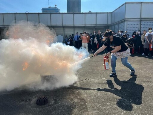 高雄大遠百攜手高市消防局成功分隊 樓管化身打火英雄學防災