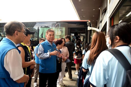 鍾東錦到客運總站關心學生搭車上學情形