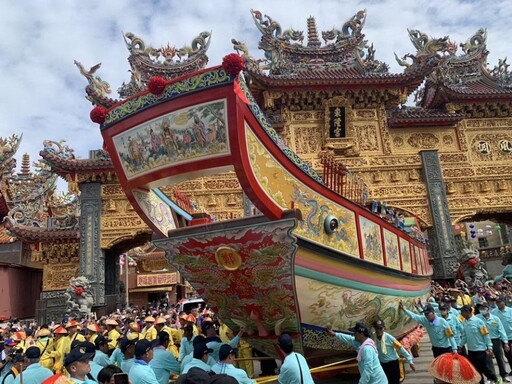 東港迎王平安祭典 王船遶境場面壯觀