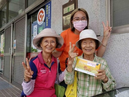 弘道志工展現不老活力 70歲志工訪視同齡弱勢老人請支援服務