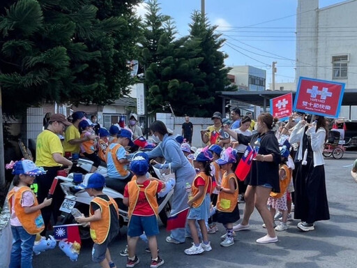 幼兒園戶外教學慶雙十！和心警熱情接待、預防犯罪宣導