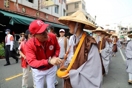 行腳托缽廣結善緣 南華師生感謝百萬人護持興學