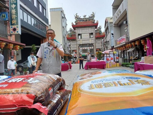 嘉義城隍廟推「寵物平安燈」 捐贈流浪動物之家飼料做公益