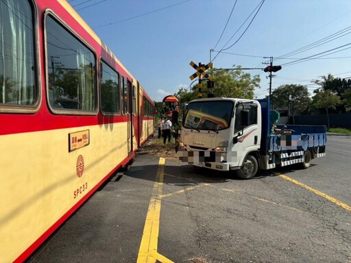 森鐵火車 遭平交道路口網狀線違規停車擦撞 幸無人員受傷