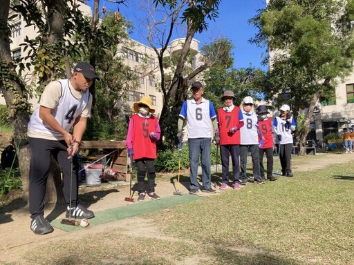 中華隊熱潮延續 職棒球員工會攜愛抵輔英科大與長輩溫馨互動