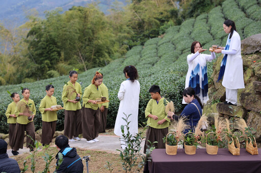 樟湖中小學謝茶祭結合環境教育 張麗善鼓勵學子感恩自然