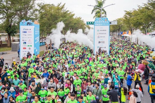 2025高雄富邦馬拉松首日 陳其邁也親自下場 逾200隻恐龍競速狂奔