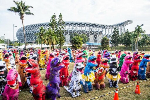 2025高雄富邦馬拉松首日 陳其邁也親自下場 逾200隻恐龍競速狂奔