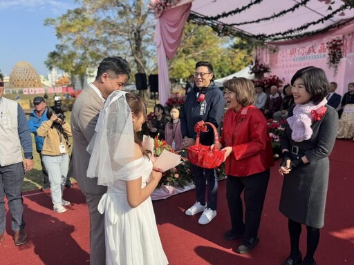 嘉市集團結婚 黃敏惠市長擔任證婚人 陳姿妏議長擔任主婚人祝福新人多生貴子