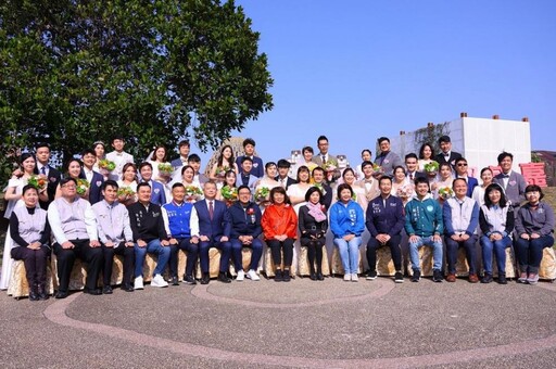 嘉市集團結婚 黃敏惠市長擔任證婚人 陳姿妏議長擔任主婚人祝福新人多生貴子