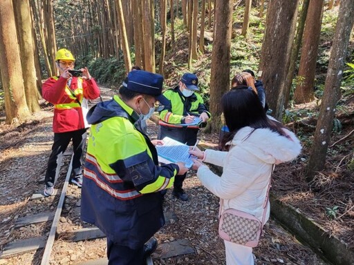 阿里山鐵路 5名遊客貪圖方便行走軌道 依鐵路法裁罰