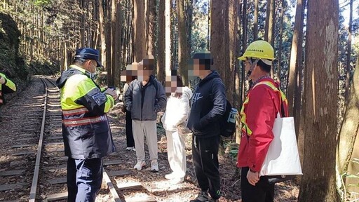 阿里山鐵路 5名遊客貪圖方便行走軌道 依鐵路法裁罰