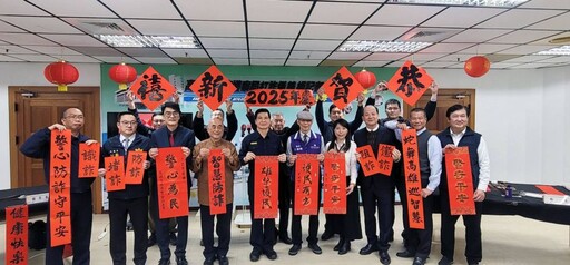 高市警局舉辦「蛇年金輝賀新春」名家春聯免費贈活動