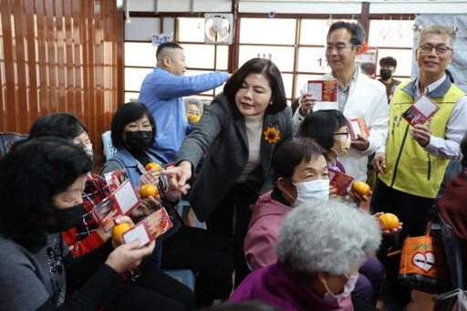 長青食堂發放茂谷柑 張麗善祝鄉親新年大吉