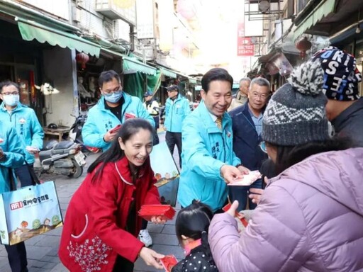 陳福海小年夜走訪傳統市場 關心民生需求向民眾拜年