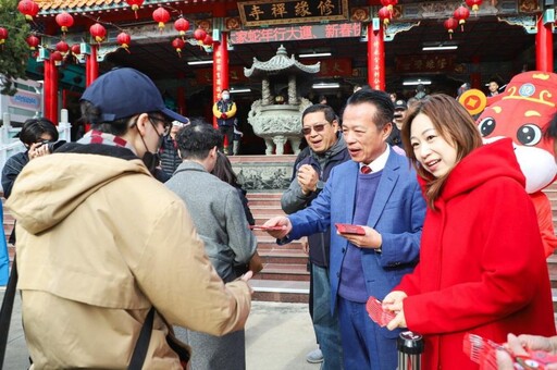 翁章梁大年初一至宮廟發紅包 祈求嘉縣發展順利