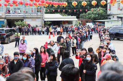 翁章梁大年初一至宮廟發紅包 祈求嘉縣發展順利