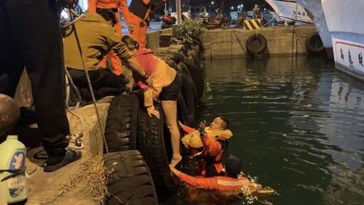 海巡即刻救援 小琉球、高雄港落海民眾分別成功獲救