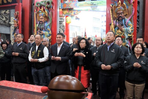 鍾東錦率縣府團隊至玉清宮、天雲廟上香祈福