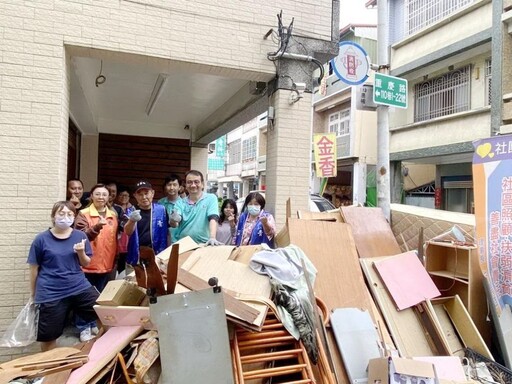 屏東縣海青青弘會志工協助火災戶整理家園