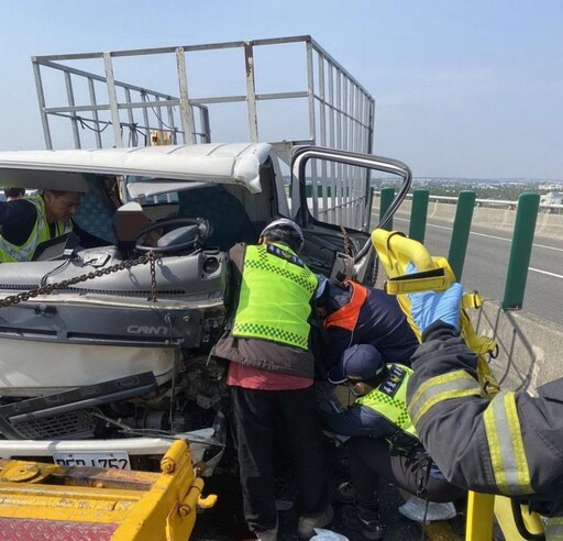 小貨車疑發生故障！臨停內線車道小貨車煞車不及追撞2傷送醫