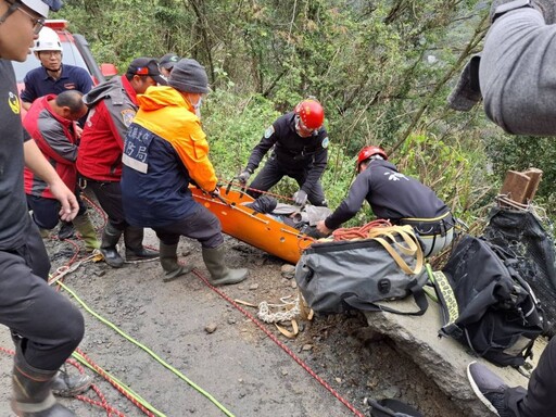 南投仁愛鄉廬山馬赫坡部落產業道路水泥預拌車墜谷