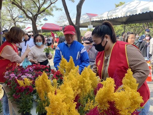 屏東市公所響應植樹月 公園種樹減碳送盆栽