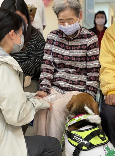 「狗醫生」報到！雲林分院安寧病房動物輔助治療