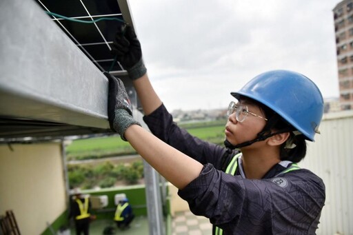 工作半年薪資破40K 職訓助攻 8年級女生躍升綠電專業人才