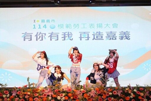 嘉義市表揚53位模範勞工 黃敏惠、陳姿妏頒發榮譽獎牌表彰奉獻