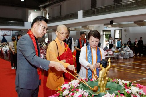 大台中佛教會浴佛祈福 盧秀燕祈三願:四時無災、世界和平、國家安定