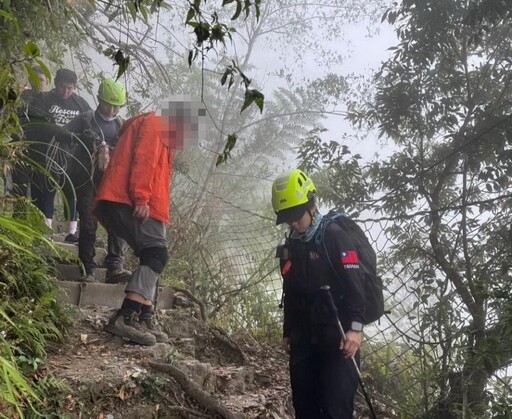 男性登山客不慎跌落60米山坡 消防人員救援