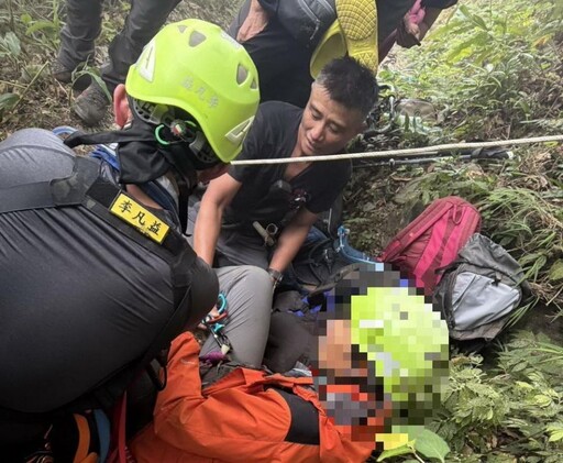 男性登山客不慎跌落60米山坡 消防人員救援