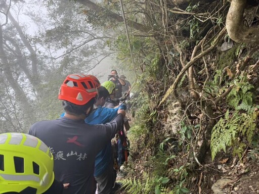 男性登山客不慎跌落60米山坡 消防人員救援