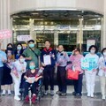 母親節前夕 屏東縣議員前往寶建醫院致贈康乃馨