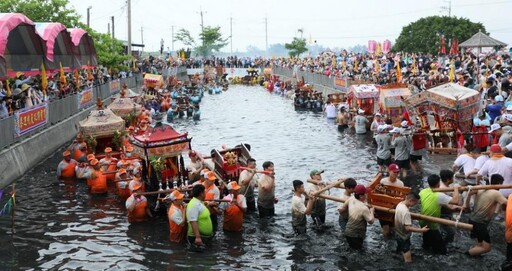 布袋新塭「衝水路、迎客王」熱鬧登場 上萬信眾擠爆王船碼頭