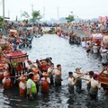 布袋新塭「衝水路、迎客王」熱鬧登場 上萬信眾擠爆王船碼頭