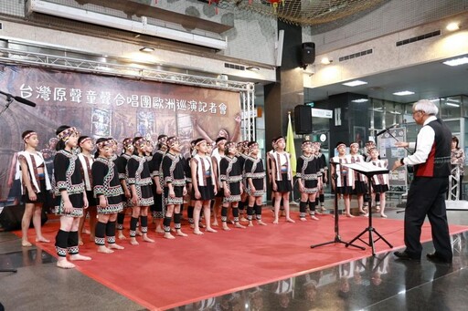 台灣原聲童聲合唱團歐洲巡演 許淑華授旗預祝演出順利