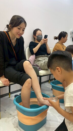 母親節將至 白璧傳情 沐足謝母恩溫馨感人